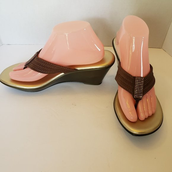 White Mountain Wedge Flip Flop Sandle - Picture 1 of 8